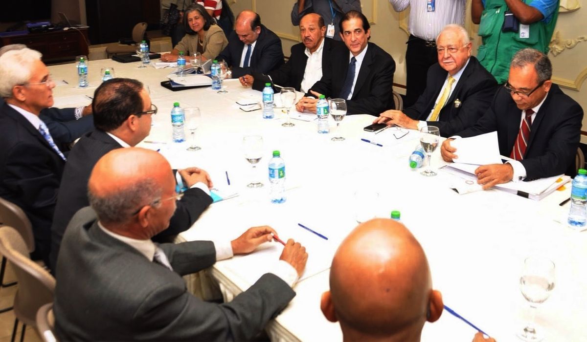 Gustavo Montalvo y equipo gubernamental revisan propuesta para Pacto Eléctrico
