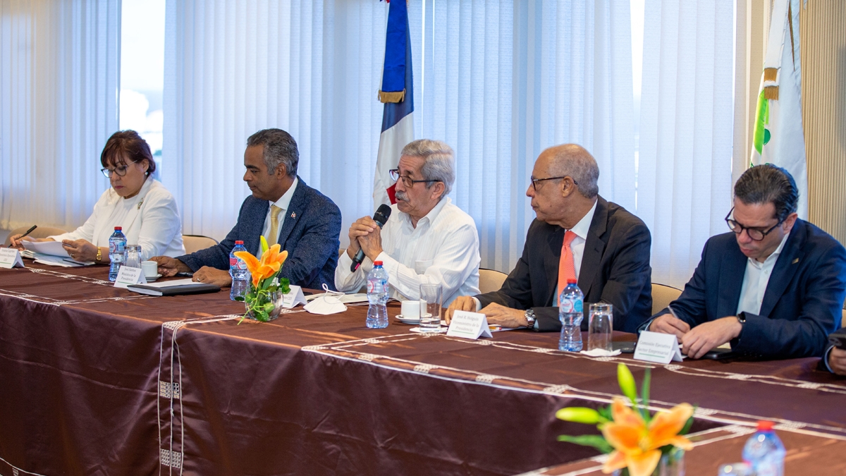 MINISTRO DE LA PRESIDENCIA SE REÚNE CON SECTOR EMPRESARIAL DEL CES