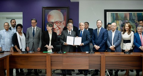 Nota de Prensa: DIÁLOGO SOBRE LA CRISIS HAITIANA  El CES entrega Informe Final al expresidente Medina
